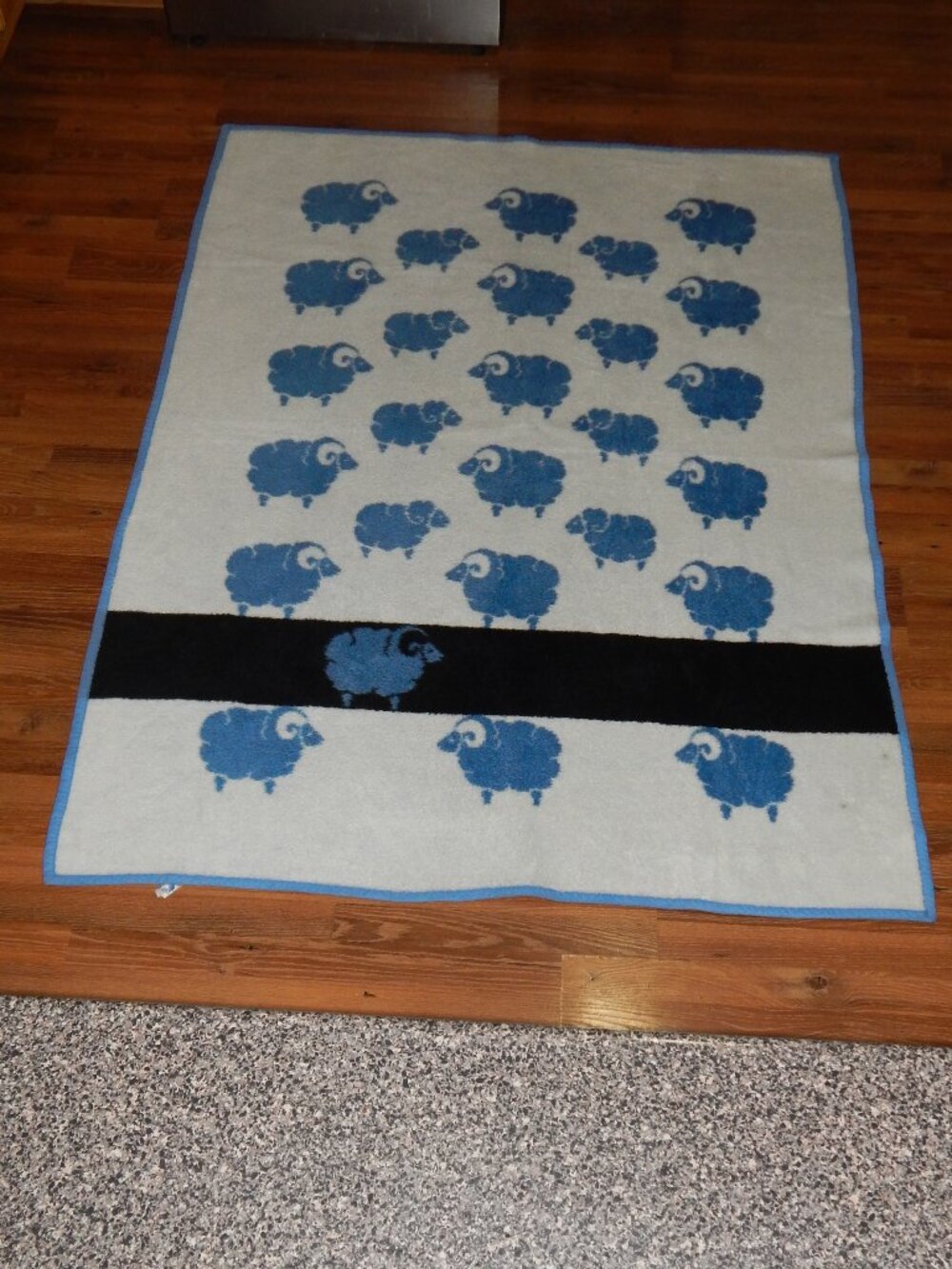 Vintage Mora Son De Abrigo Reversible Blanket Throw Black Sheep Lamb 52" x 71" - Picture 2 of 3